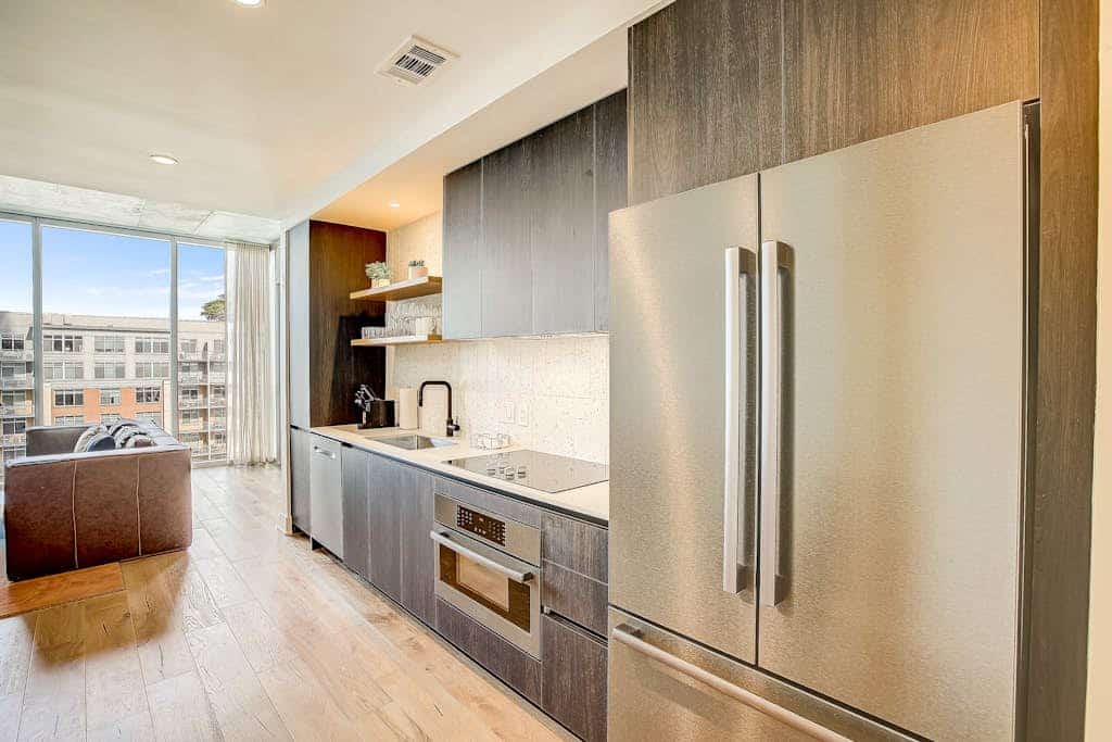 Condo on hip Rainey Street - skyline-view balcony, rooftop pool