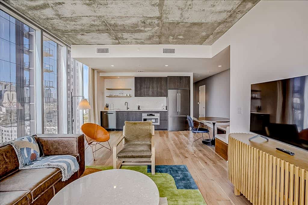 Luxe Rainey Street condo w/lake-view balcony - rooftop pool & gym, dogs OK