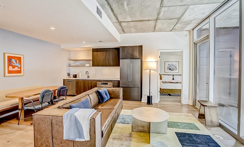 Downtown Austin Luxe condo w/private balcony - rooftop pool & gym