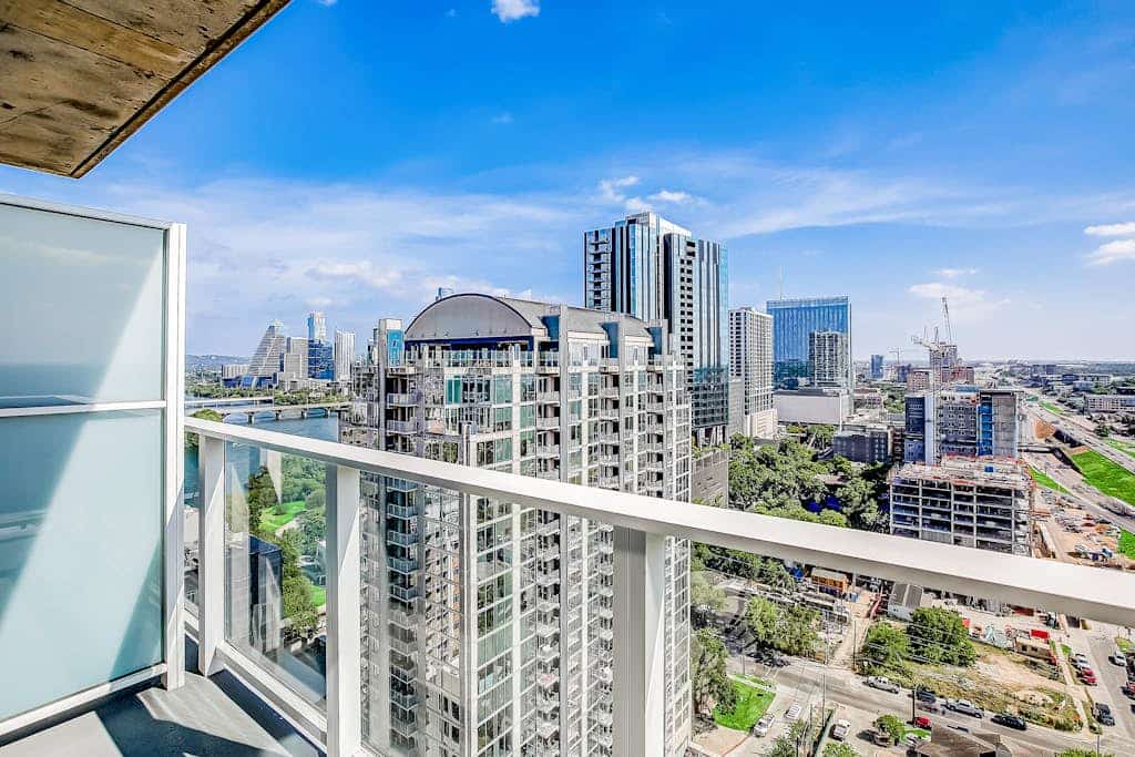 24th Flr-Urban Oasis- lake & downtown-view balcony & rooftop pool