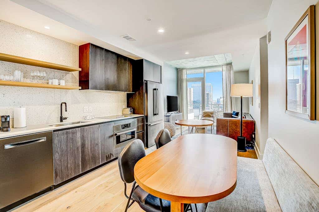 24th Flr-Urban Oasis- lake & downtown-view balcony & rooftop pool