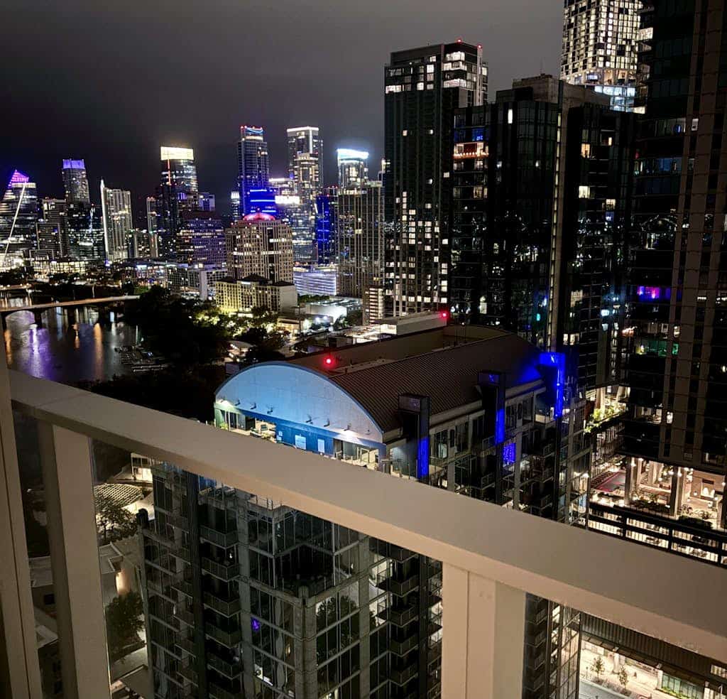 Rainey street 31st floor lake view balcony, king bed, rooftop pool, gym, coffee