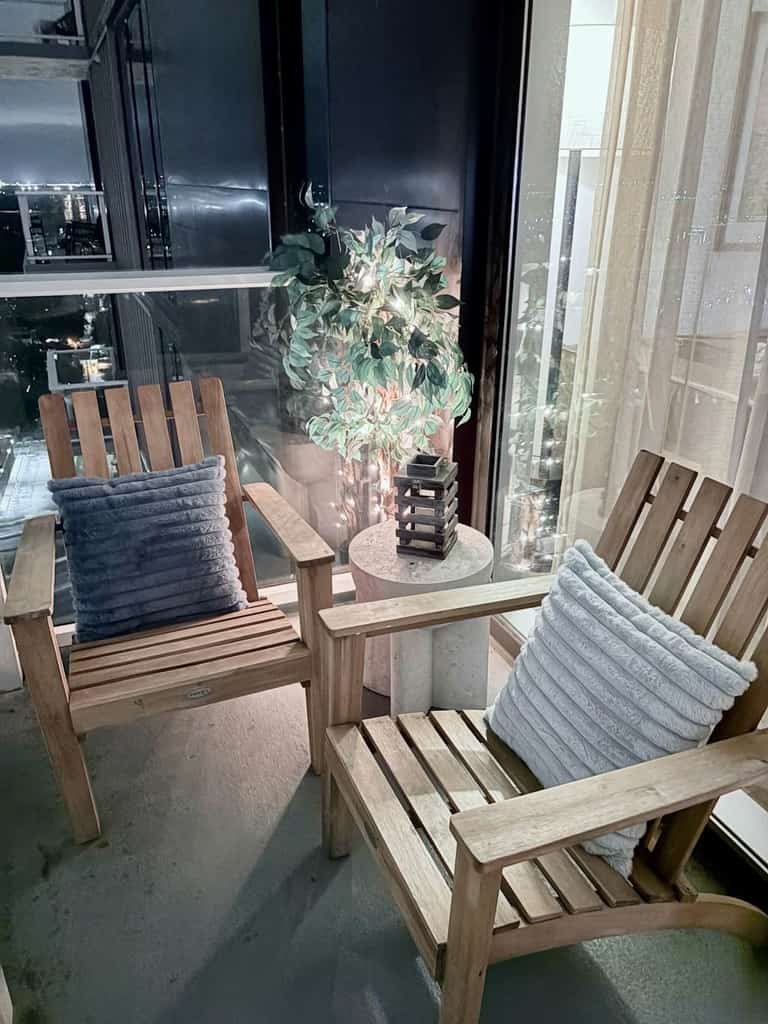Rainey street 31st floor lake view balcony, king bed, rooftop pool, gym, coffee
