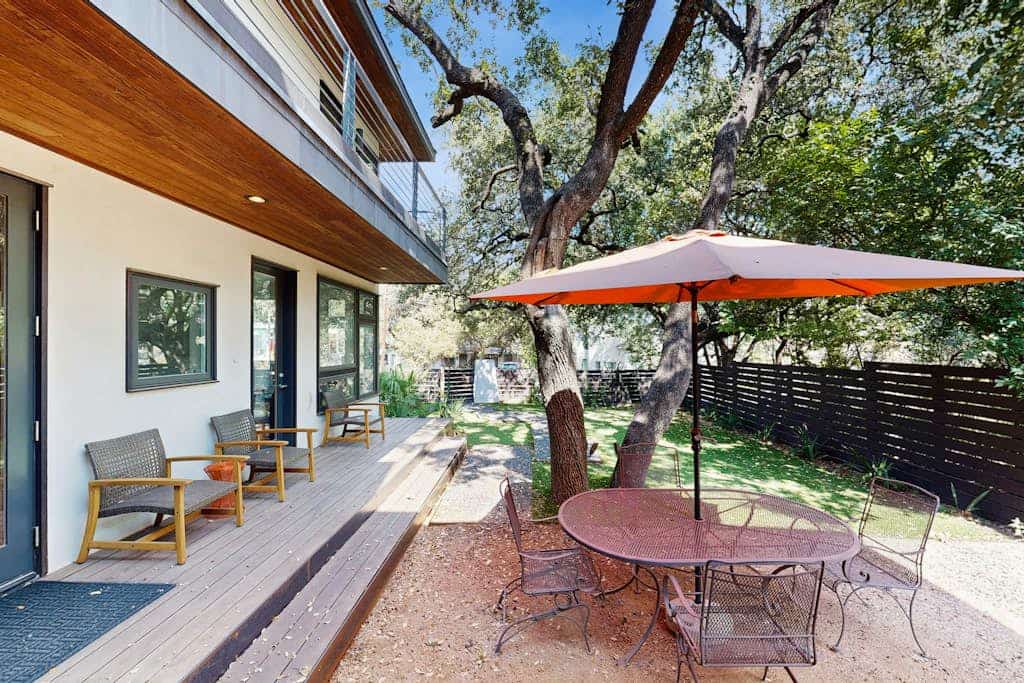 Stunning dog-friendly house w/private gas grill & deck -steps to South Congress