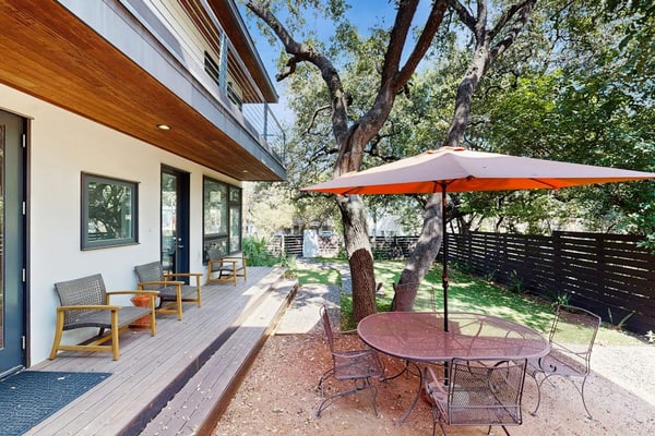 Stunning dog-friendly house w/private gas grill & deck -steps to South Congress