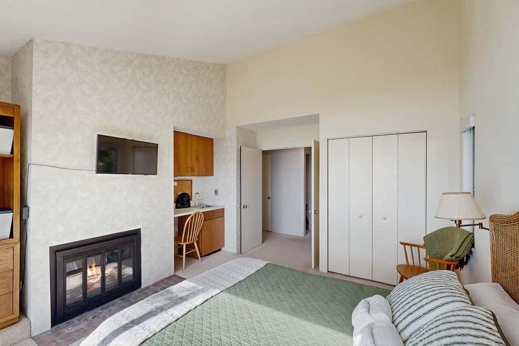 Condo in Glen Arbor with Lake Michigan sunset views, fireplace, deck, washer & dryer
