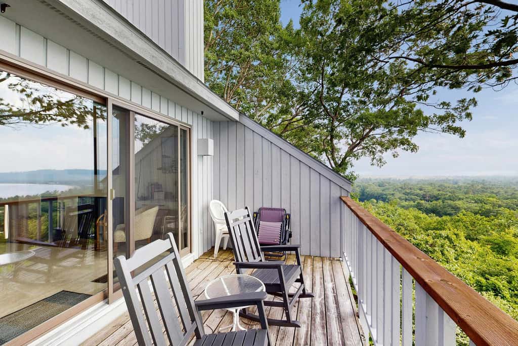 Condo in Glen Arbor with Lake Michigan sunset views, fireplace, deck, washer & dryer