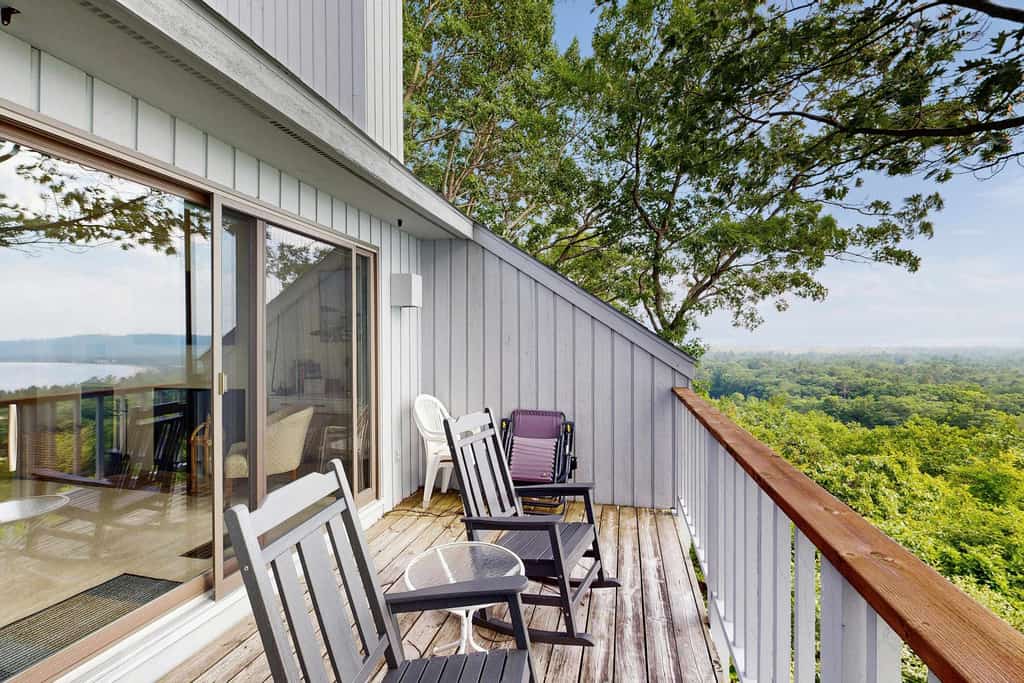 Condo in Glen Arbor with Lake Michigan sunset views, fireplace, deck, washer & dryer