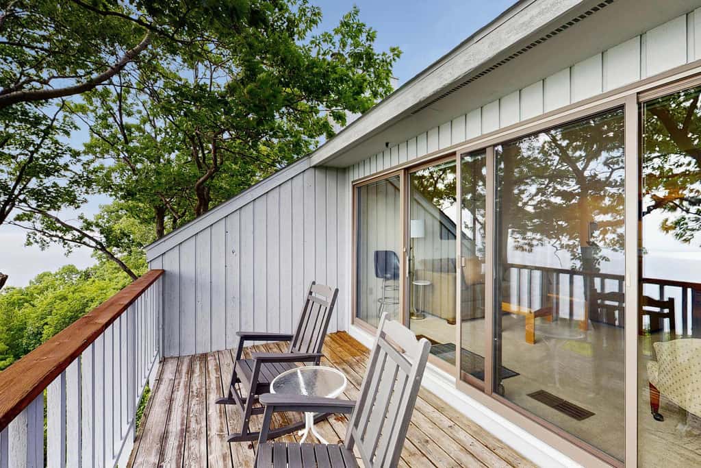 Condo in Glen Arbor with Lake Michigan sunset views, fireplace, deck, washer & dryer