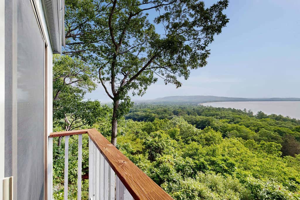 Condo in Glen Arbor with Lake Michigan sunset views, fireplace, deck, washer & dryer
