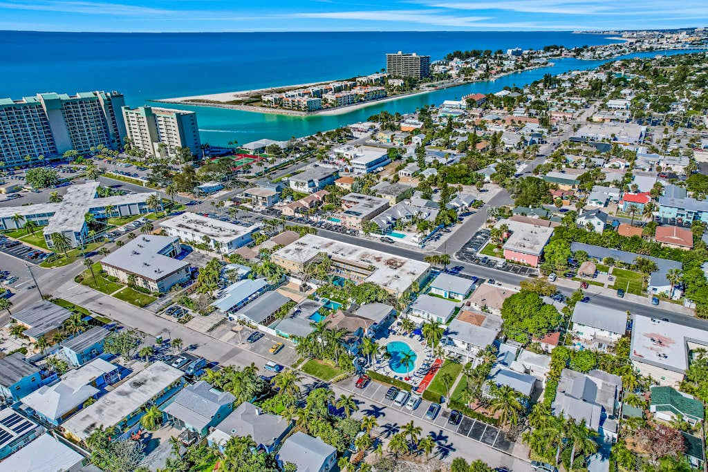 Cozy Condo, Steps to St. Pete Beach + Shared Pool