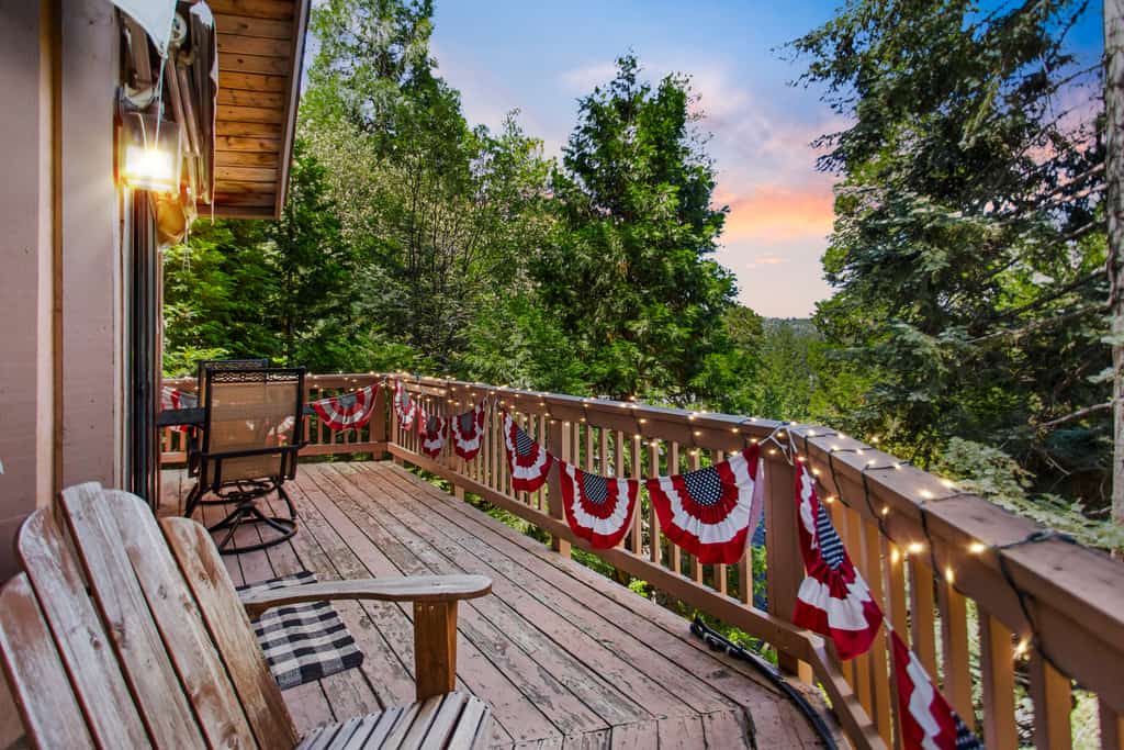 Lakeside Cavern | Lake Views | 3 Decks | Sleeps 8