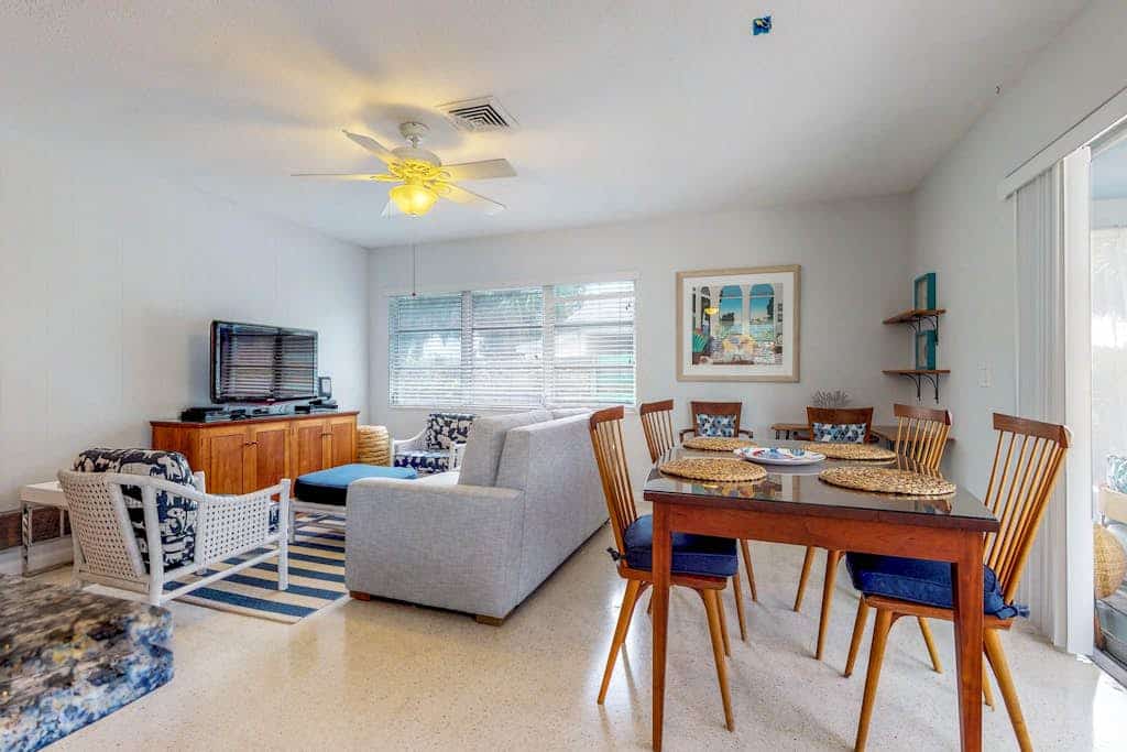 Old Florida-style cottage w/ private heated pool - walk to the beach - dogs OK