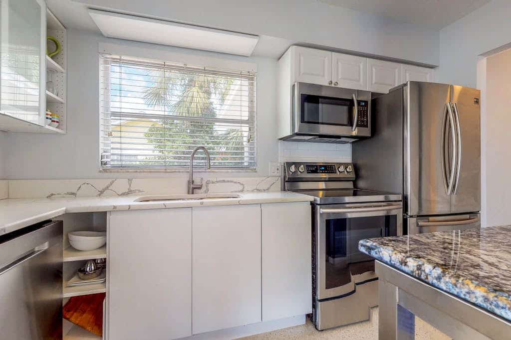 Old Florida-style cottage w/ private heated pool - walk to the beach - dogs OK