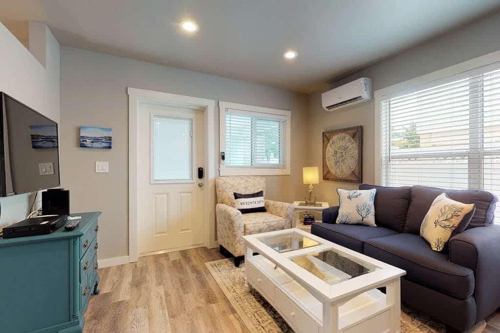 Stylish bayside condo with WiFi & pool - close to the beach & restaurants