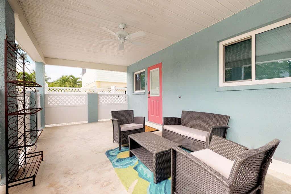 Stylish bayside condo with WiFi & pool - close to the beach & restaurants