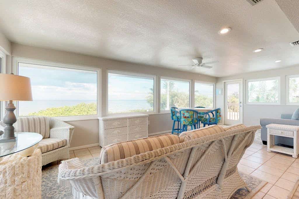 Bay-facing condo with amazing views and heated pool - beach across the street