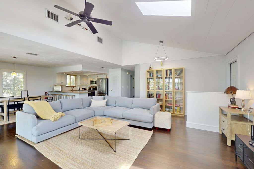 Lovely island home  - 1 block to Pine Street, 2 dogs OK