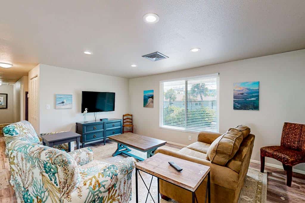 2nd-floor condo across the street from the beach with heated pool, balcony, W/D