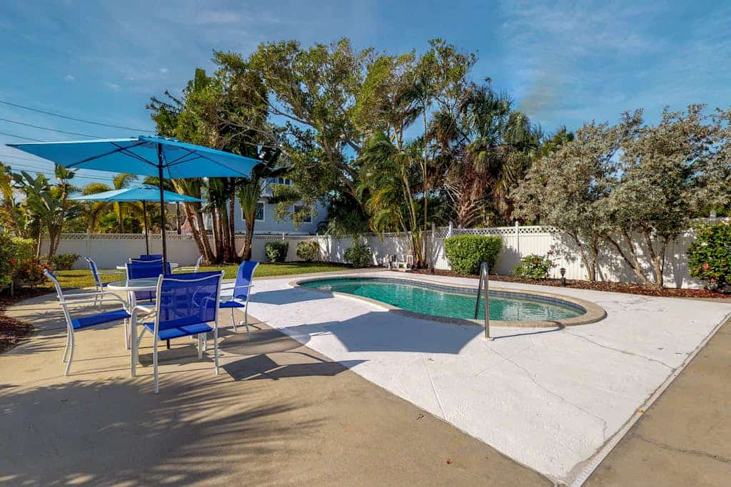 2nd-floor condo across the street from the beach with heated pool, balcony, W/D