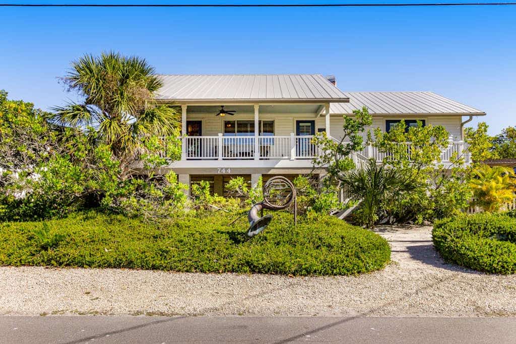 Beautiful, well-maintained home w/ heated private pool - walk to beach & dining