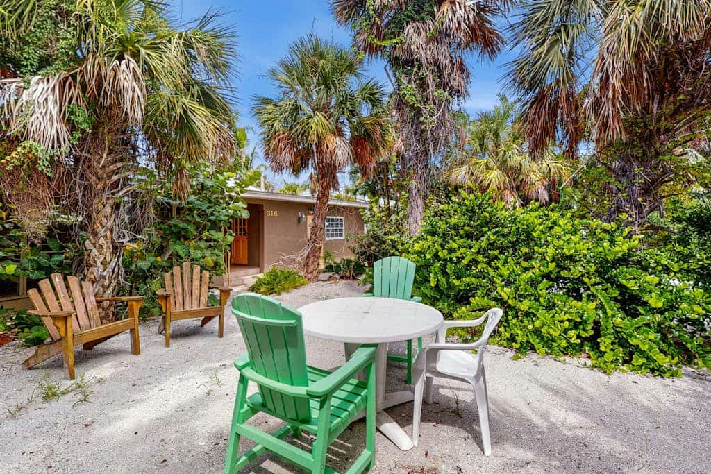 Amazing dog-friendly duplex near beach with private lanai, W/D, patio & WiFi