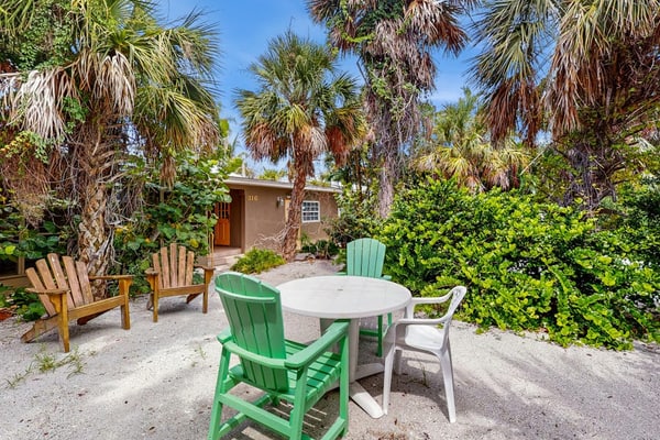 Amazing dog-friendly duplex near beach with private lanai, W/D, patio & WiFi
