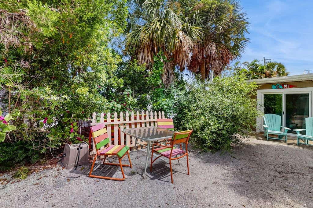 Amazing dog-friendly duplex near beach with private lanai, W/D, patio & WiFi