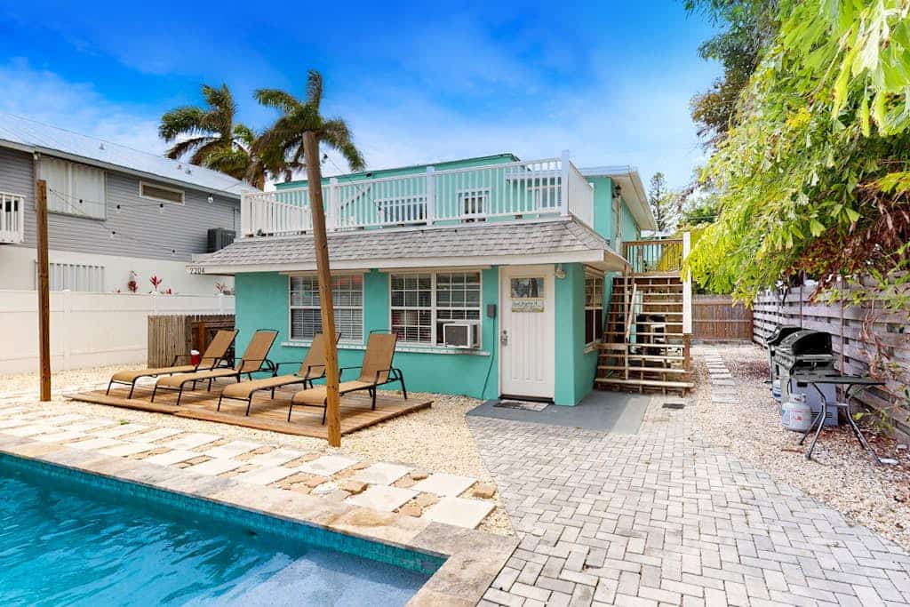 Duplex near beach with heated pool, grill, washer/dryer, patio, AC