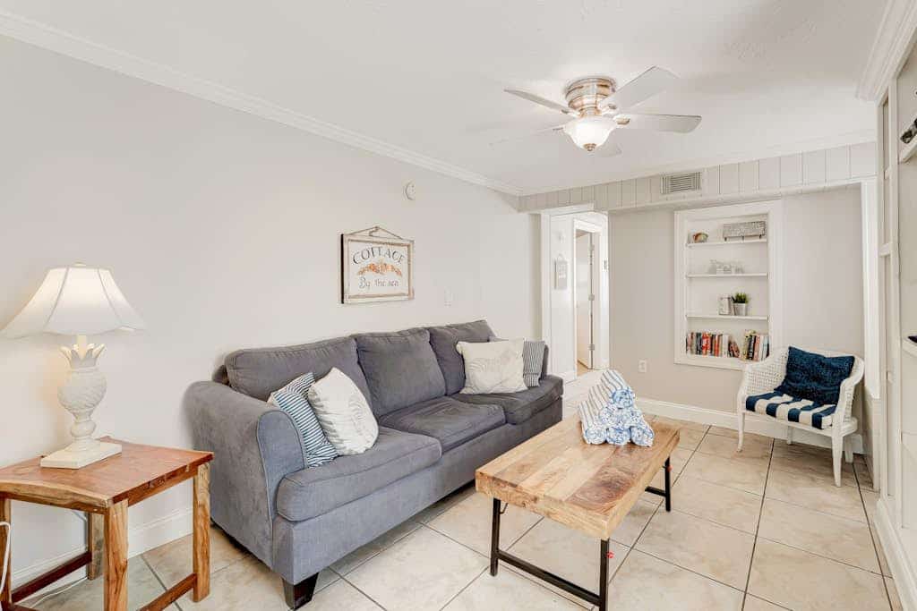 Ground-floor suite with on-site pool & outdoor area - walk to beach