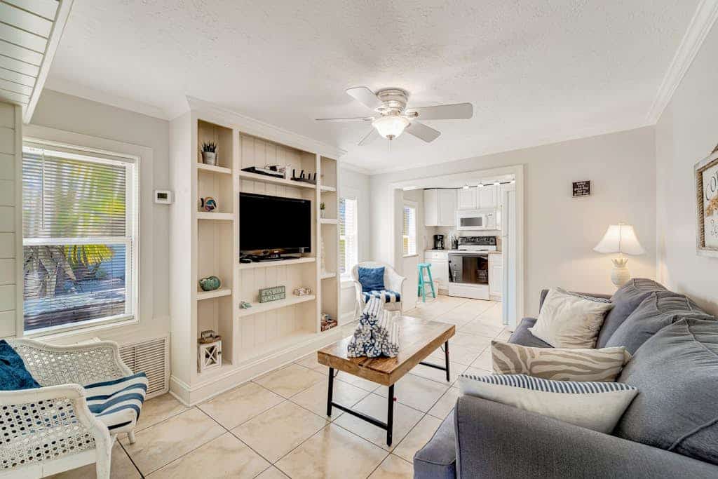 Ground-floor suite with on-site pool & outdoor area - walk to beach