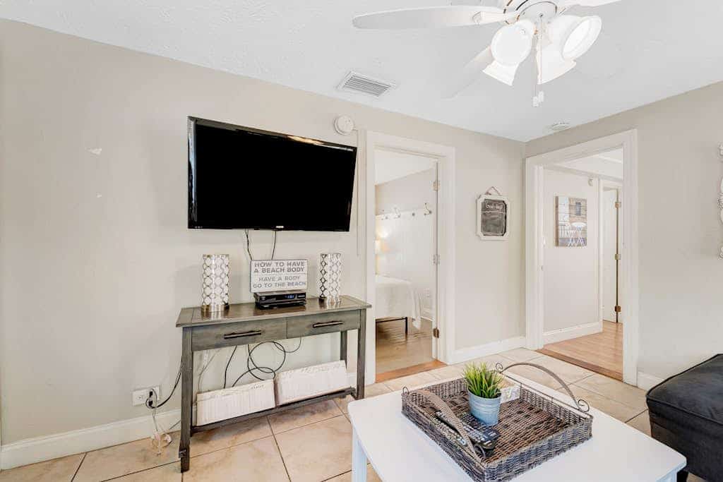 2nd-floor suite with on-site pool, grill, & private deck - walk to beach