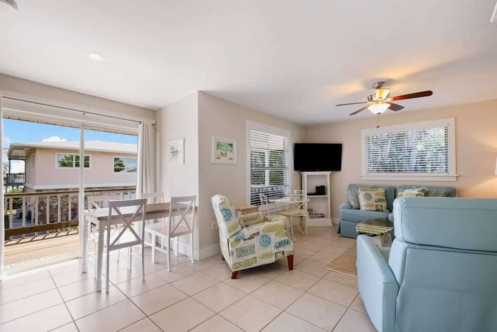 Walk-up duplex near beach with on-site pool & outdoor area - renovated interior