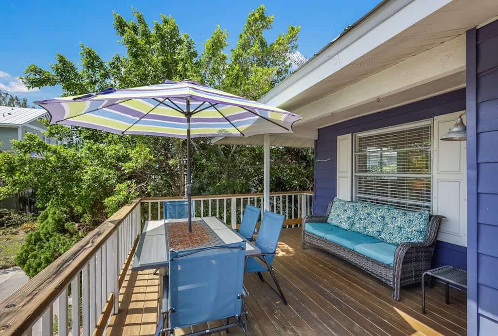 Walk-up duplex near beach with on-site pool & outdoor area - renovated interior