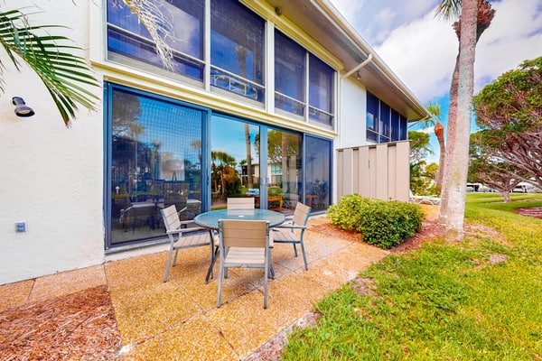 Peaceful condo with pool, tennis, fishing dock, & tennis - serenity awaits