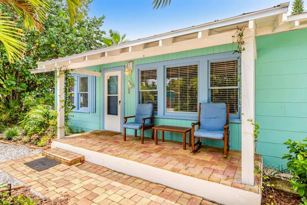 Historic beach cottage with private pool - walk 1 block to beach & free trolley