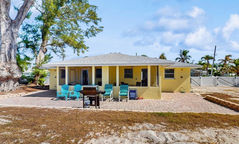 Adorable beachfront rental in a great location with Gulf access right outside