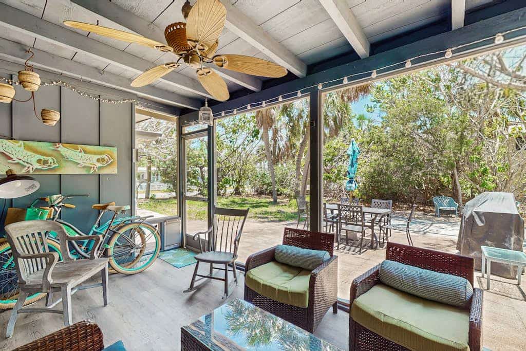Breezy house with great location near beach, shopping & dining
