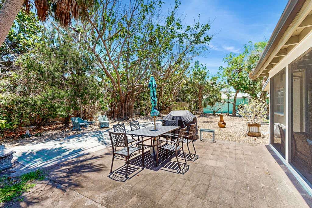 Breezy house with great location near beach, shopping & dining
