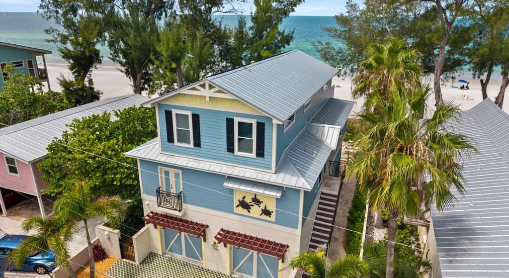 Luxury 4-bed beachfront home with heated private pool, spa, free parking