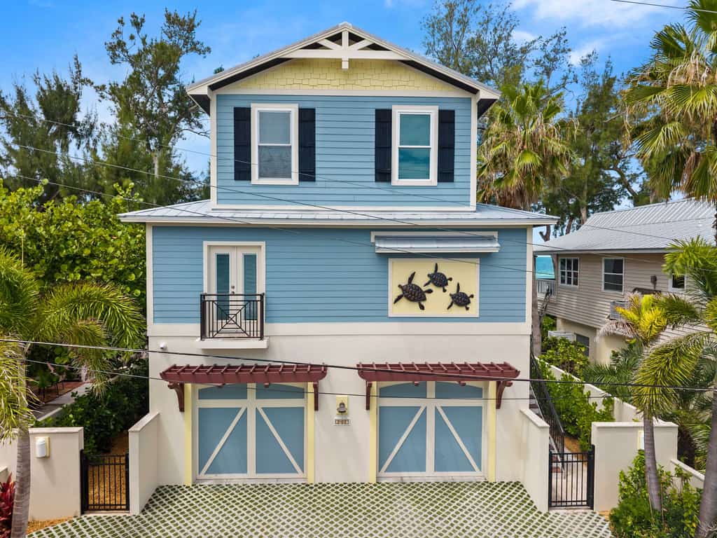 Luxury 4-bed beachfront home with heated private pool, spa, free parking