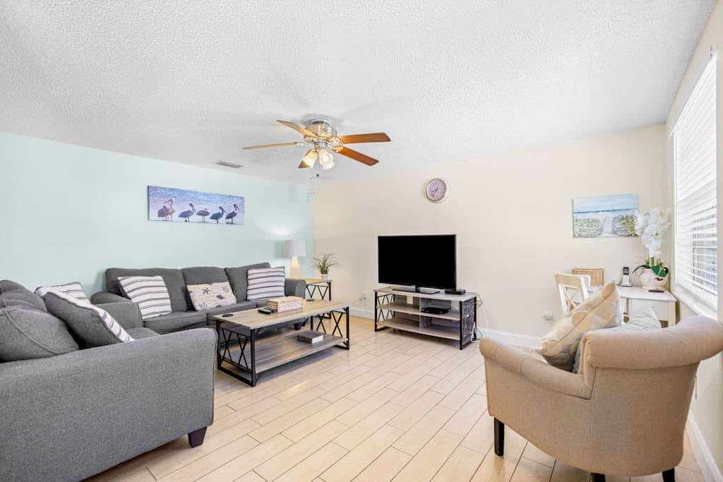 2 Bedroom Duplex with private yard, patio, AC, & W/D - walk to beach