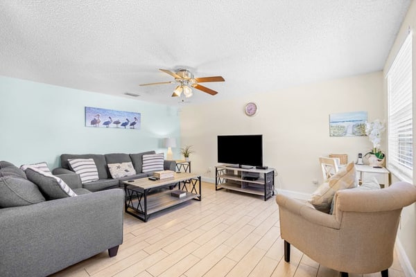2 Bedroom Duplex with private yard, patio, AC, & W/D - walk to beach