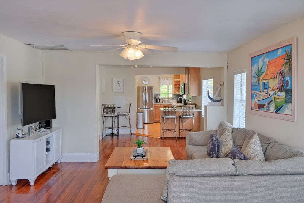 Suite near the beach & restaurants with covered deck & shared grill