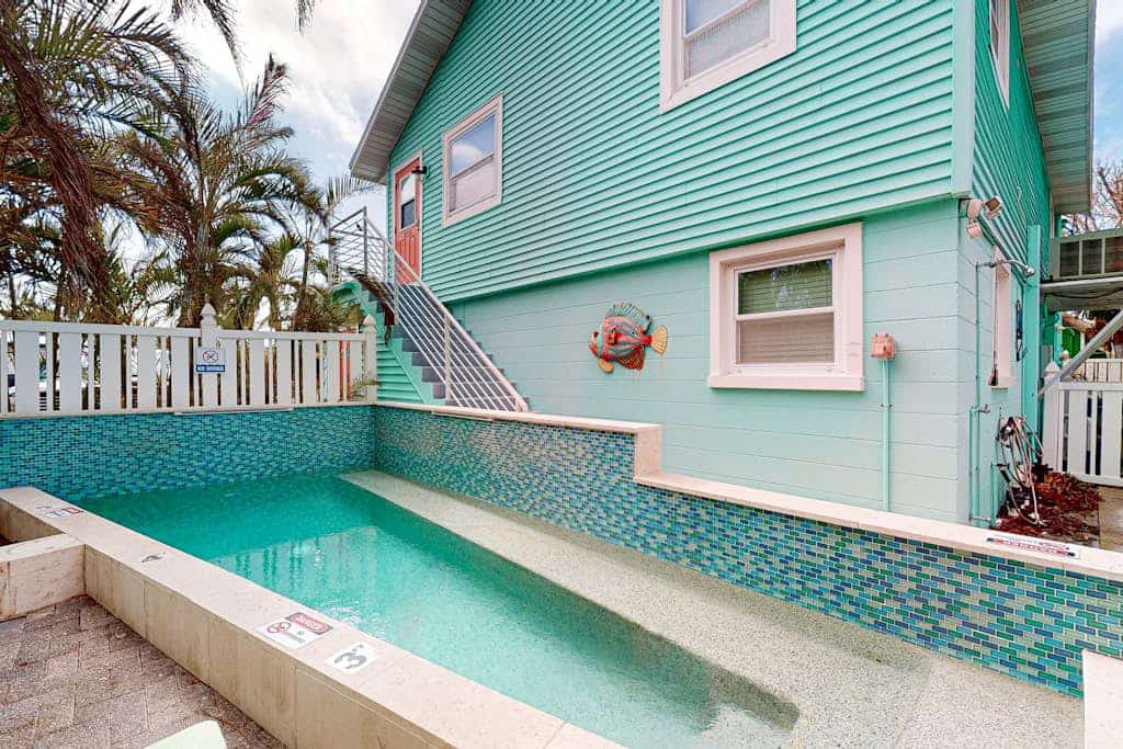 2nd-floor condo with heated pool - walk to beach/Bridge Street