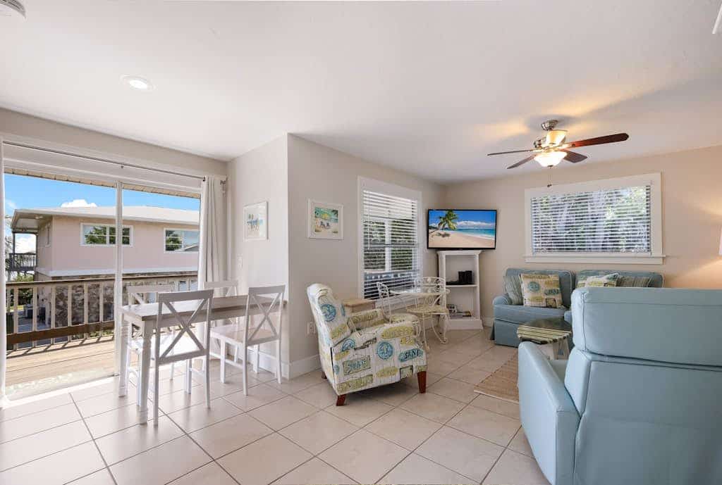Full duplex with private pool, outdoor area, renovated interior, & 2 kitchens