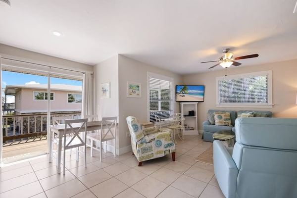 Full duplex with private pool, outdoor area, renovated interior, & 2 kitchens