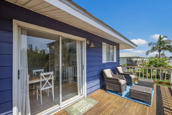 Full duplex with private pool, outdoor area, renovated interior, & 2 kitchens