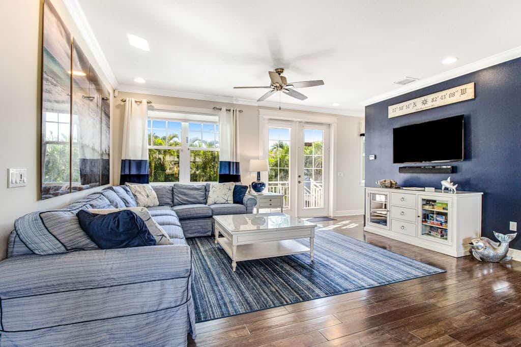 Welcoming condo close to the beach with private heated pool & WiFi