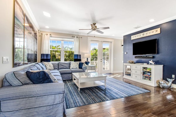 Welcoming condo close to the beach with private heated pool & WiFi